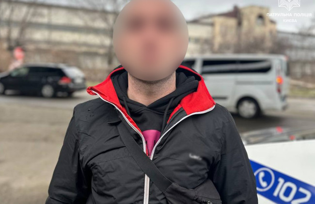 В Киеве задержали водителя мопеда без номерных знаков и с липовыми правами