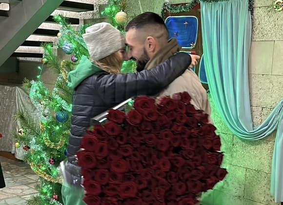 Морской пехотинец сделал предложение освобожденной из плена боевой медсестре: фото и видео