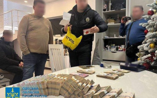Обіцяв підприємцям перемоги у тендерах: на Одещині посадовця міськради викрили на «відкатах»