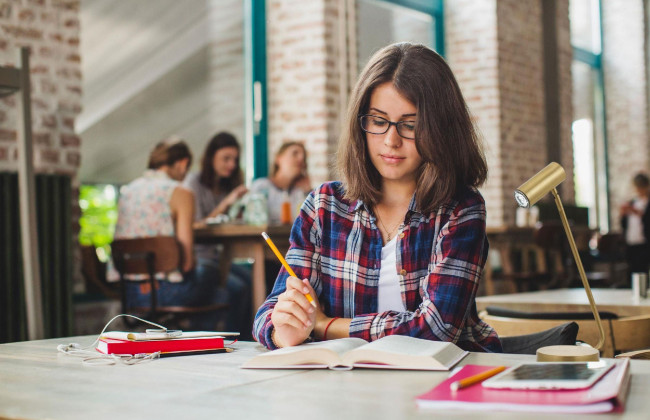 Имеет ли право предприятие принять на работу студента с дневной формой обучения: ответ Гоструда