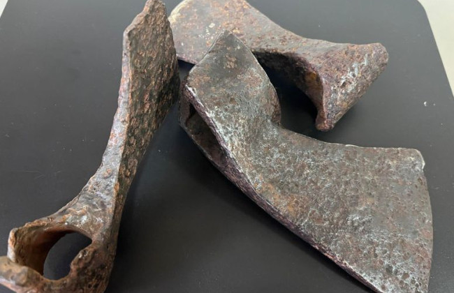 Украинец пытался отправить по почте в США топоры казацкого времени и Киевской Руси, фото