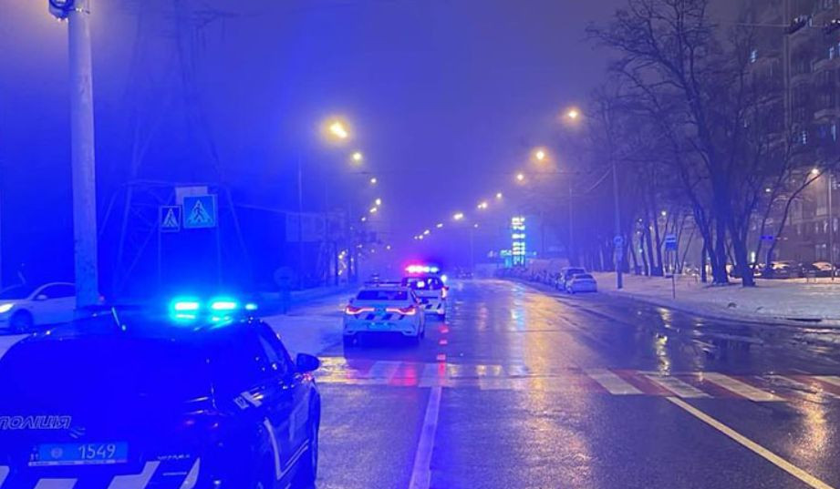 В Киеве пьяный водитель сбил женщину и скрылся с места ДТП, фото