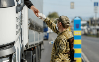 Був внесений до системи «Шлях» як водій, але нервував та не зміг пояснити вміст вантажу, - суд розглянув справу про відмову у перетині кордону