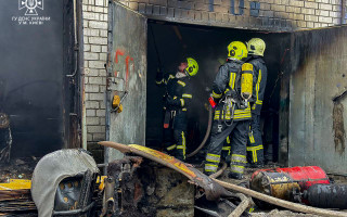 У Києві загорівся гараж в Деснянському районі