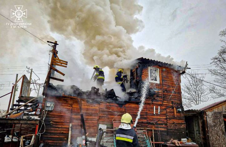 У Києві горіла двоповерхова будівля, фото