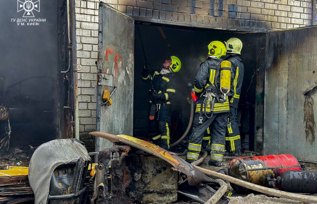 В Киеве загорелся гараж в Деснянском районе