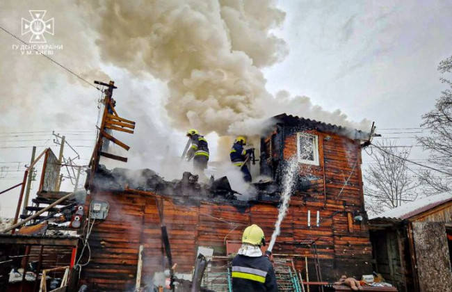 В Киеве горело двухэтажное здание, фото