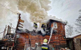 У Києві горіла двоповерхова будівля, фото