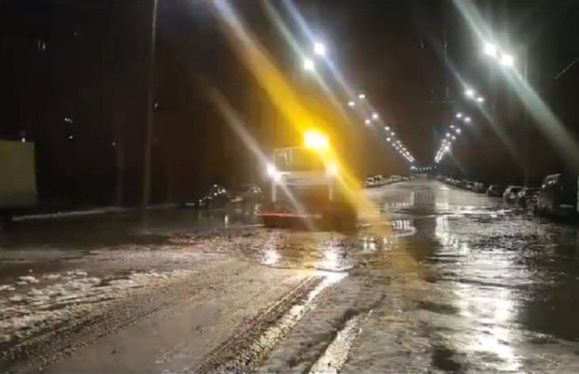 На столичной Борщаговке прорвало водопровод и затопило улицу: как работает транспорт