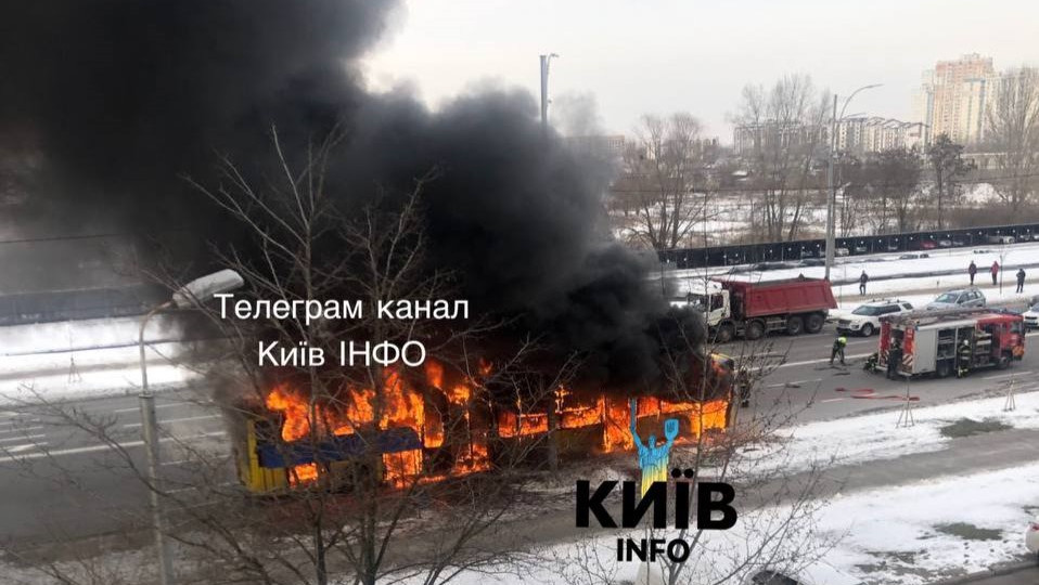 У Києві вщент вигорів тролейбус, а дим від пожежі видно за пів міста: відео