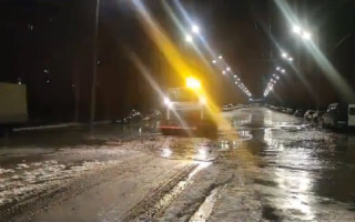 На столичній Борщагівці прорвало водогін і затопило вулицю: як працює транспорт