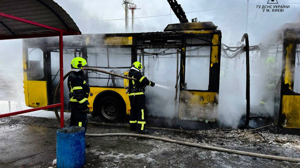 У Києві на Троєщині на маршруті загорівся тролейбус №37А: що відомо, фото