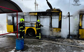 У Києві на Троєщині на маршруті загорівся тролейбус №37А: що відомо, фото