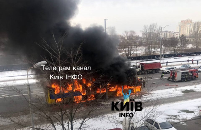 В Киеве полностью выгорел троллейбус, а дым от пожара видно за полгорода: видео