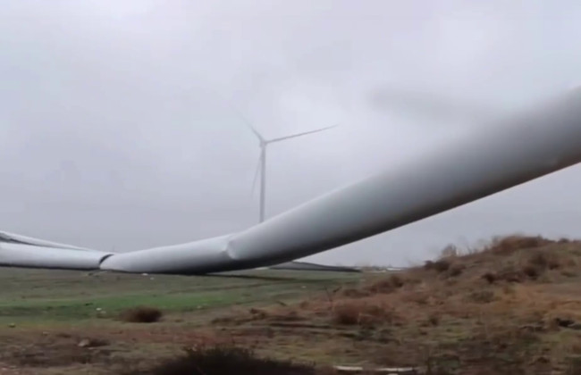В Одесской области бушует непогода: ветер повалил ветрогенератор, видео