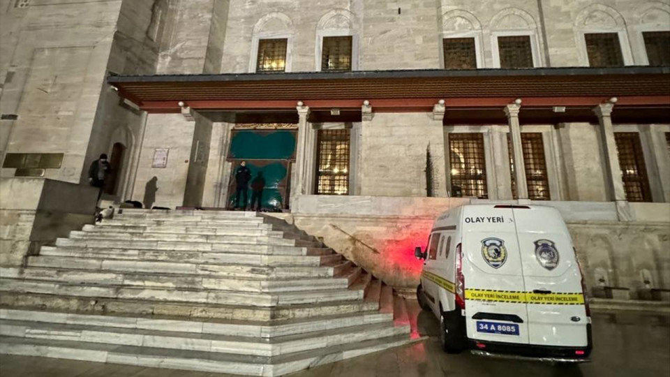 В Турции мужчина с ножом устроил нападение в мечети: двое раненых