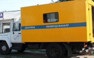 У Києві прорвало водопровід на Оболонській, відео