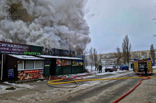 У небо здіймався стовп диму: у Києві горів магазин, фото