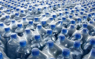Бутильована вода може бути небезпечнішою, ніж вважалося раніше, — дослідження