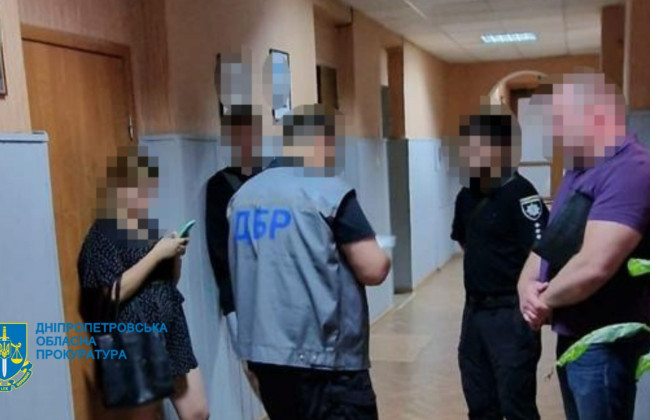Выбивали деньги, проводили незаконные обыски и задержания: в Днепре будут судить полицейских
