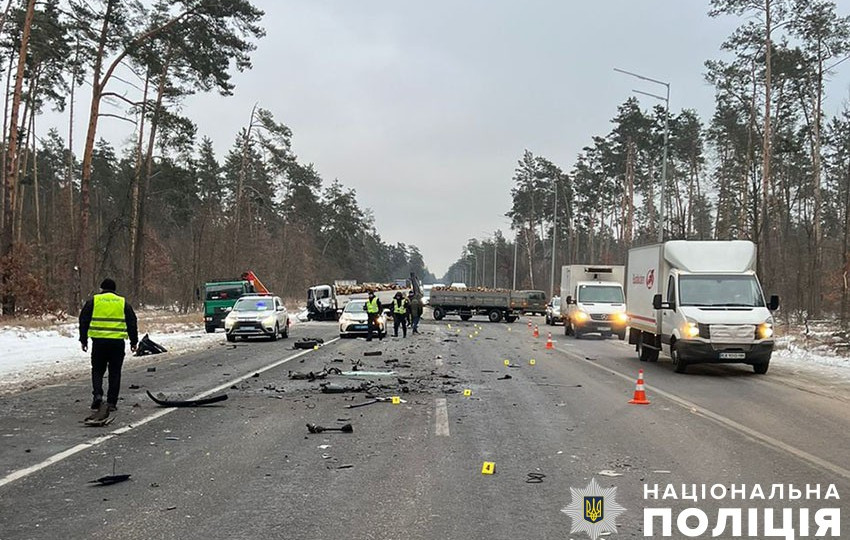 В Киеве на Гостомельском шоссе столкнулись микроавтобус и грузовик с дровами: есть погибший