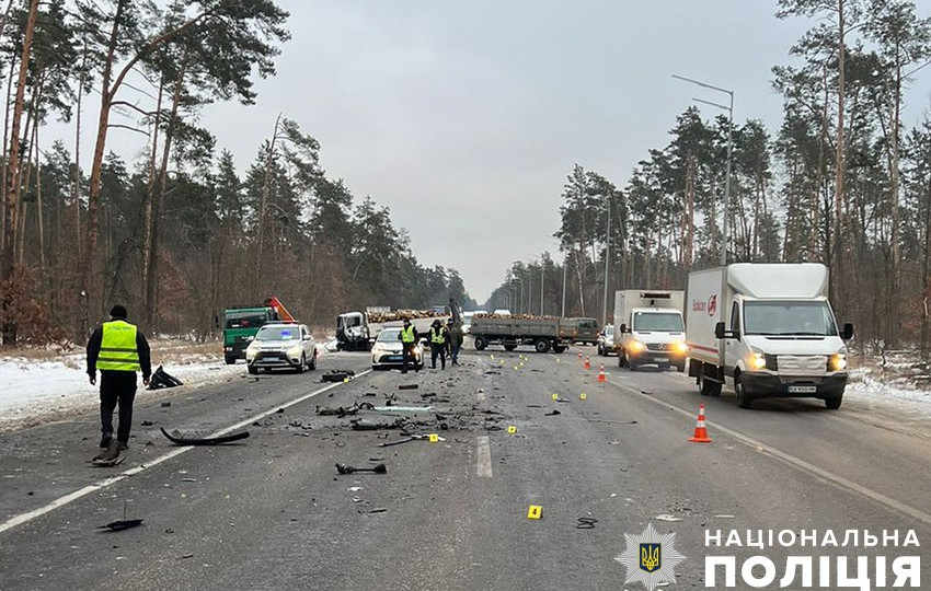 У Києві на Гостомельському шосе зіштовхнулися мікроавтобус та вантажівка з дровами: є загиблий