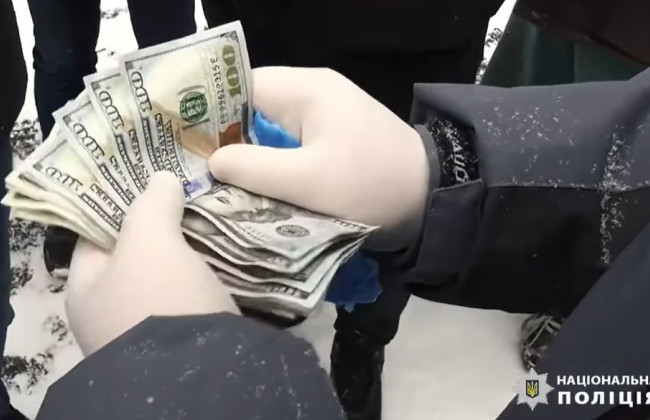 $2000 за «нужное» решение: в Винницкой области задержали помощника судьи и секретаря судебных заседаний