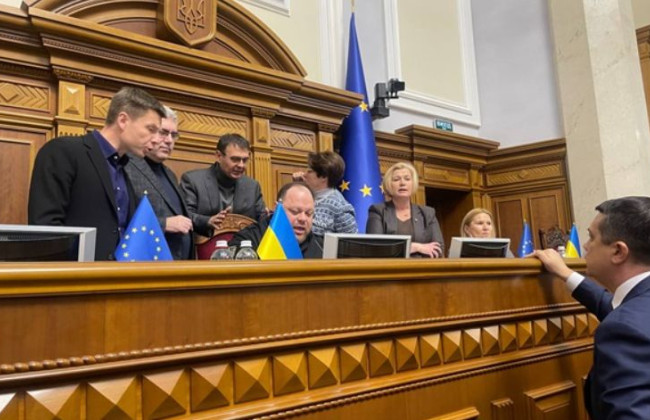 Отзыв Марьяны Безуглой с должности в комитете: в Раде заблокировали трибуну, а заседание закрыли