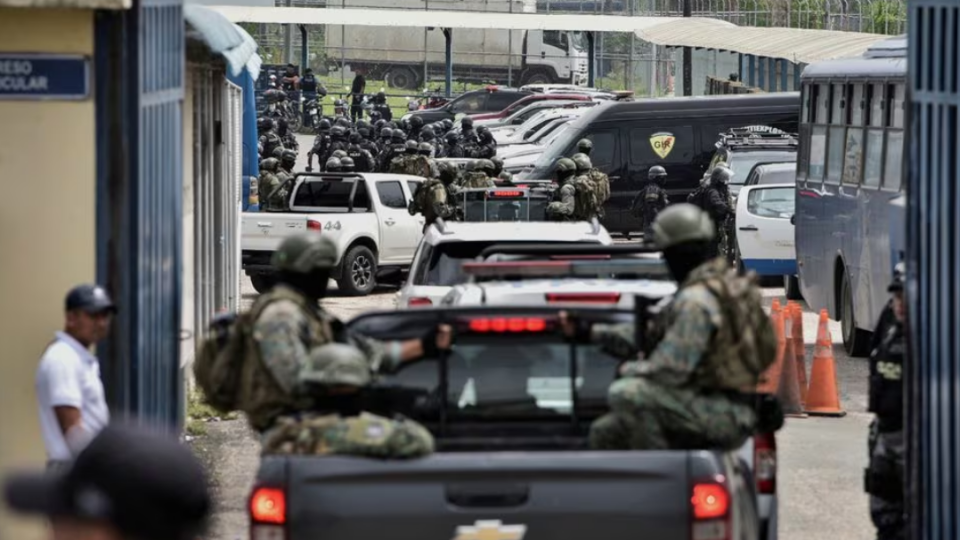 В Эквадоре чрезвычайное положение: на улицах стрельба, телестудию захватили, охранники тюрьмы в заложниках