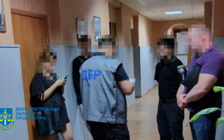 Вибивали гроші, проводили незаконні обшуки та затримання: у Дніпрі судитимуть поліцейських