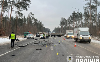У Києві на Гостомельському шосе зіштовхнулися мікроавтобус та вантажівка з дровами: є загиблий