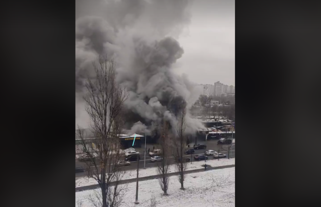 В Киеве на Березняках пылает автомойка: над районом поднялся черный столб дыма, видео