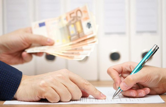 Жена умершего просила признать договор займа и расписку недействительными, потому что они совершены под влиянием физического насилия и психологического давления, - что решил ВС