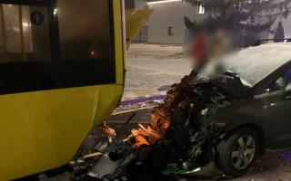 У Києві легковик влетів у автобус під час висадки пасажирів на зупинці