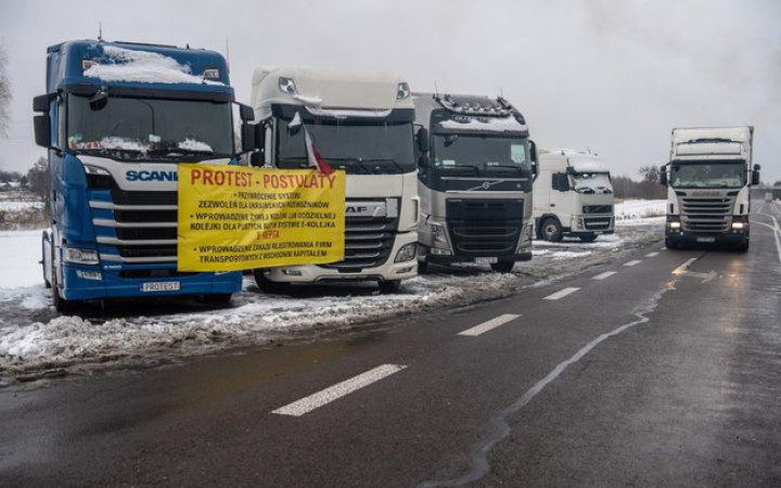 Майже 2 тисячі вантажівок стоять на в’їзді в Україну через блокаду кордону поляками