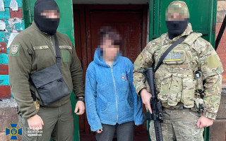На Донеччині затримали колаборантку, яка проїжджала до 100 км, щоб виявити позиції ЗСУ поблизу Авдіївки та Мар’їнки