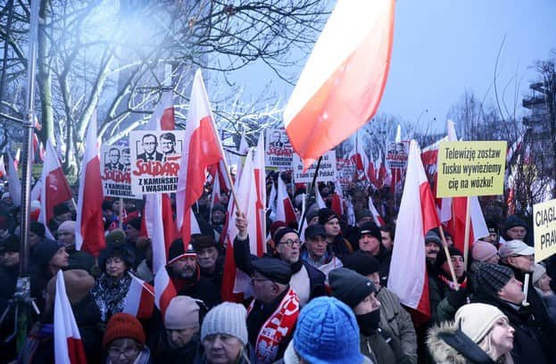 В Варшаве началась массовая акция протеста из-за ареста экс-главы МВД Каминьского и его заместителя, видео