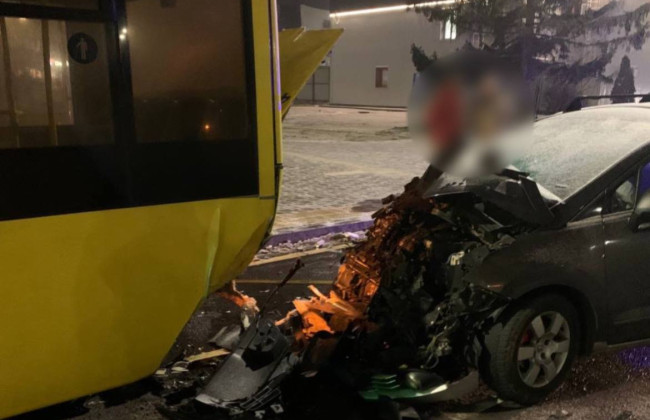 В Киеве легковушка влетела в автобус во время посадки пассажиров на остановке