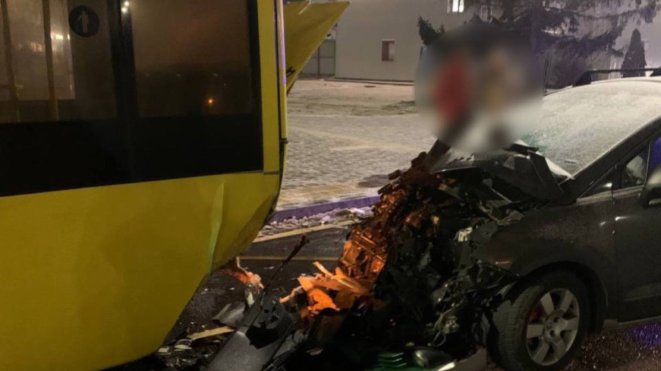 В Киеве легковушка влетела в автобус во время посадки пассажиров на остановке