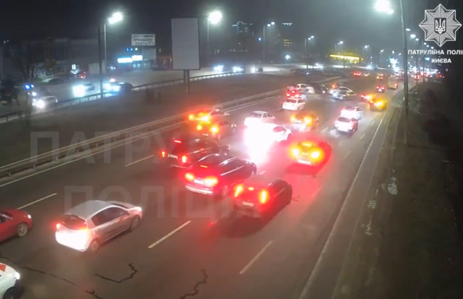 На Окружной дороге в Киеве произошло ДТП с участием сразу 9 автомобилей: видео