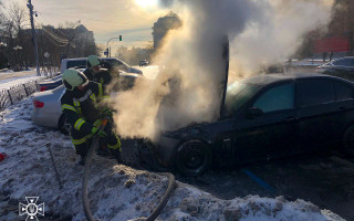 В центре Киева загорелся припаркованный автомобиль BMW, фото