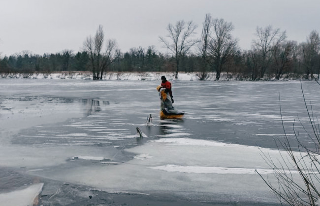 На Оболоні в Києві з-під криги врятували чоловіка: фото