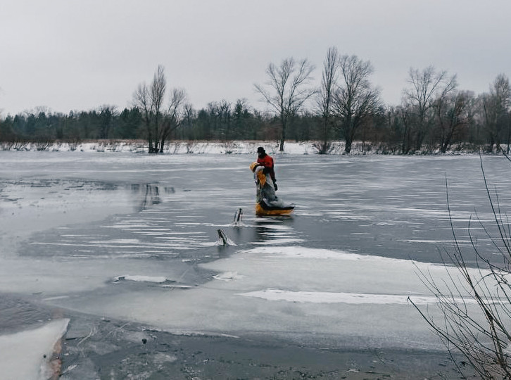 На Оболоні в Києві з-під криги врятували чоловіка: фото