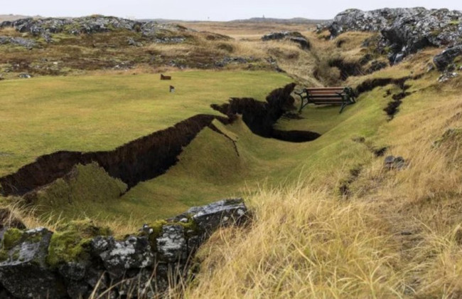 В Исландии мужчина впал в трещину, образовавшуюся после извержения вулкана: продолжаются поиски