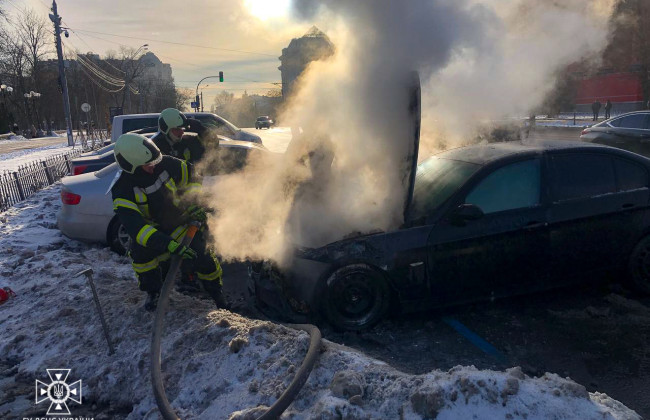 В центре Киева загорелся припаркованный автомобиль BMW, фото