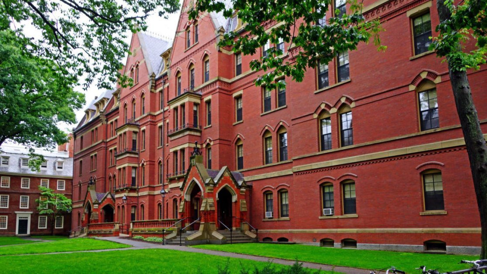 Студенты подали в суд на Гарвардский университет из-за случаев антисемитизма