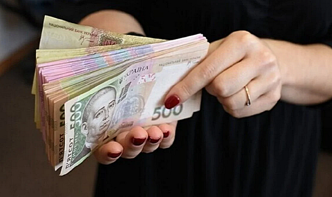 В Хмельницкой области работница банка тайно открыла кредит на постоянного клиента на 100 тысяч