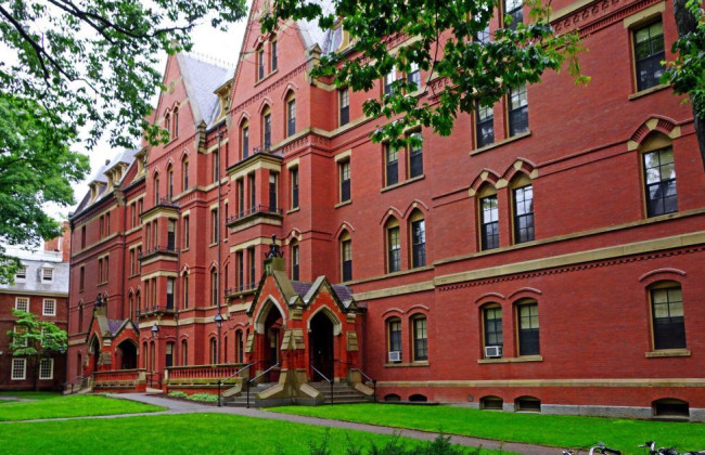 Студенты подали в суд на Гарвардский университет из-за случаев антисемитизма