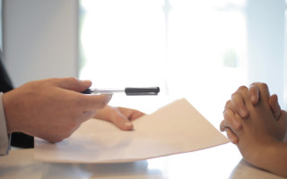 Чи має право роботодавець примушувати працювати працівника, якому оголошено простій: роз’яснення