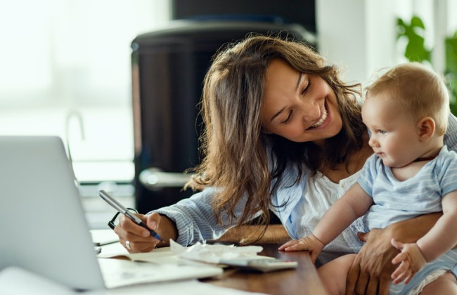 У работницы маленький ребенок, однако работодатель планирует увольнение: законно ли это